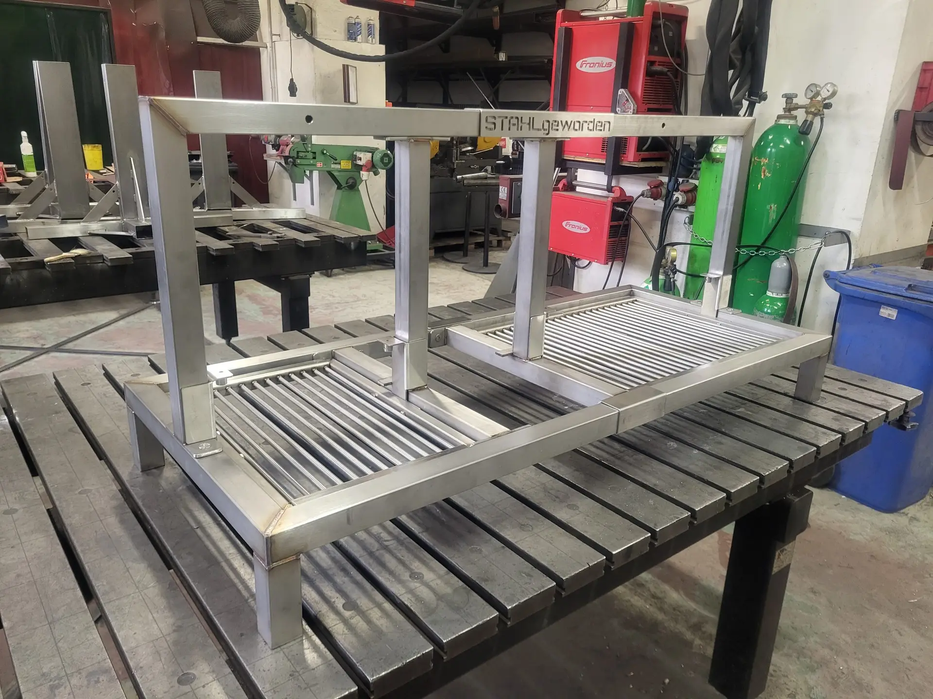 Handgefertigter Asado-Grill aus Edelstahl in der Werkstatt in Österreich