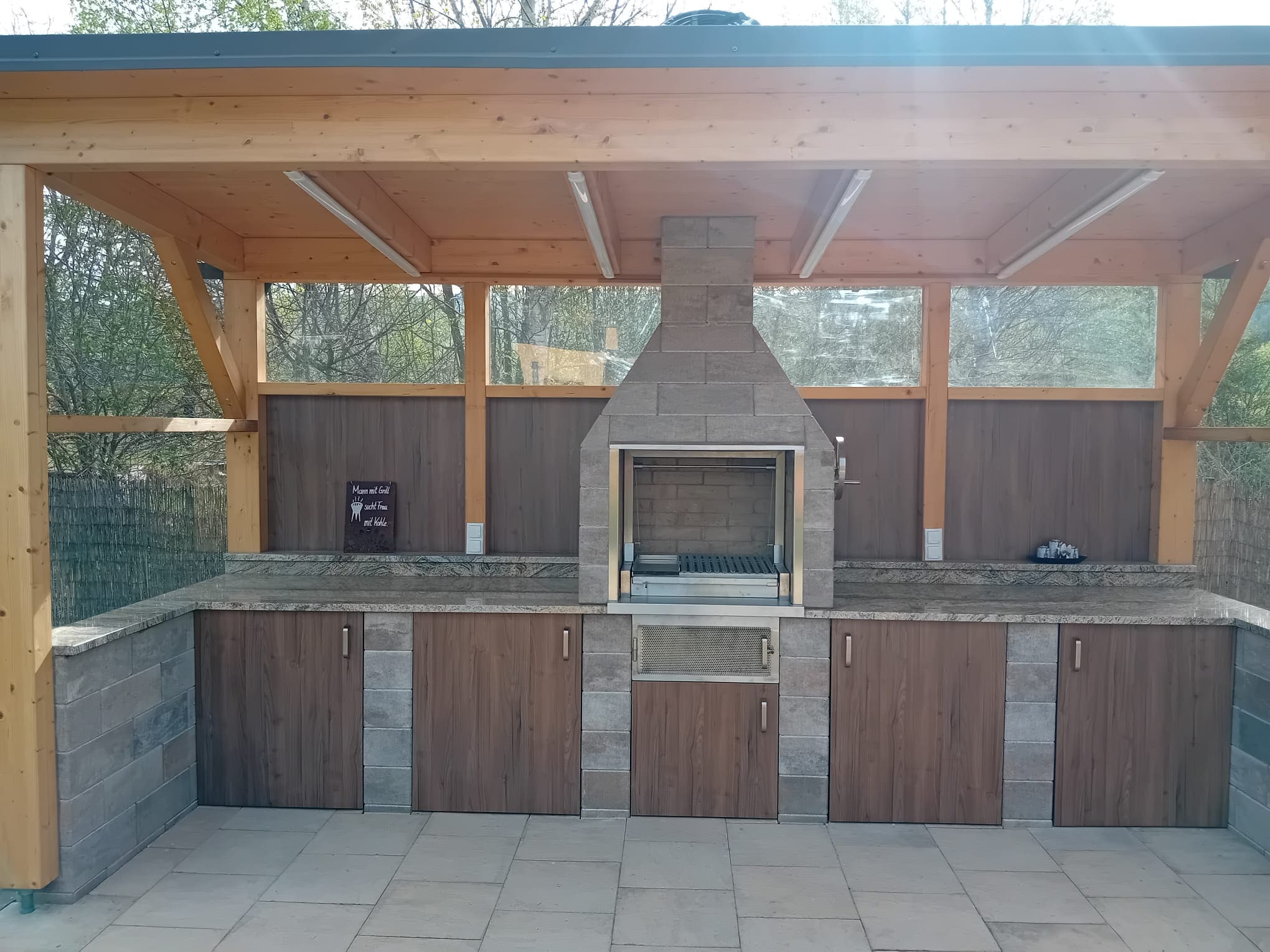 Outdoorküche mit integrierte standard Asado Grill von Asadogrill.at