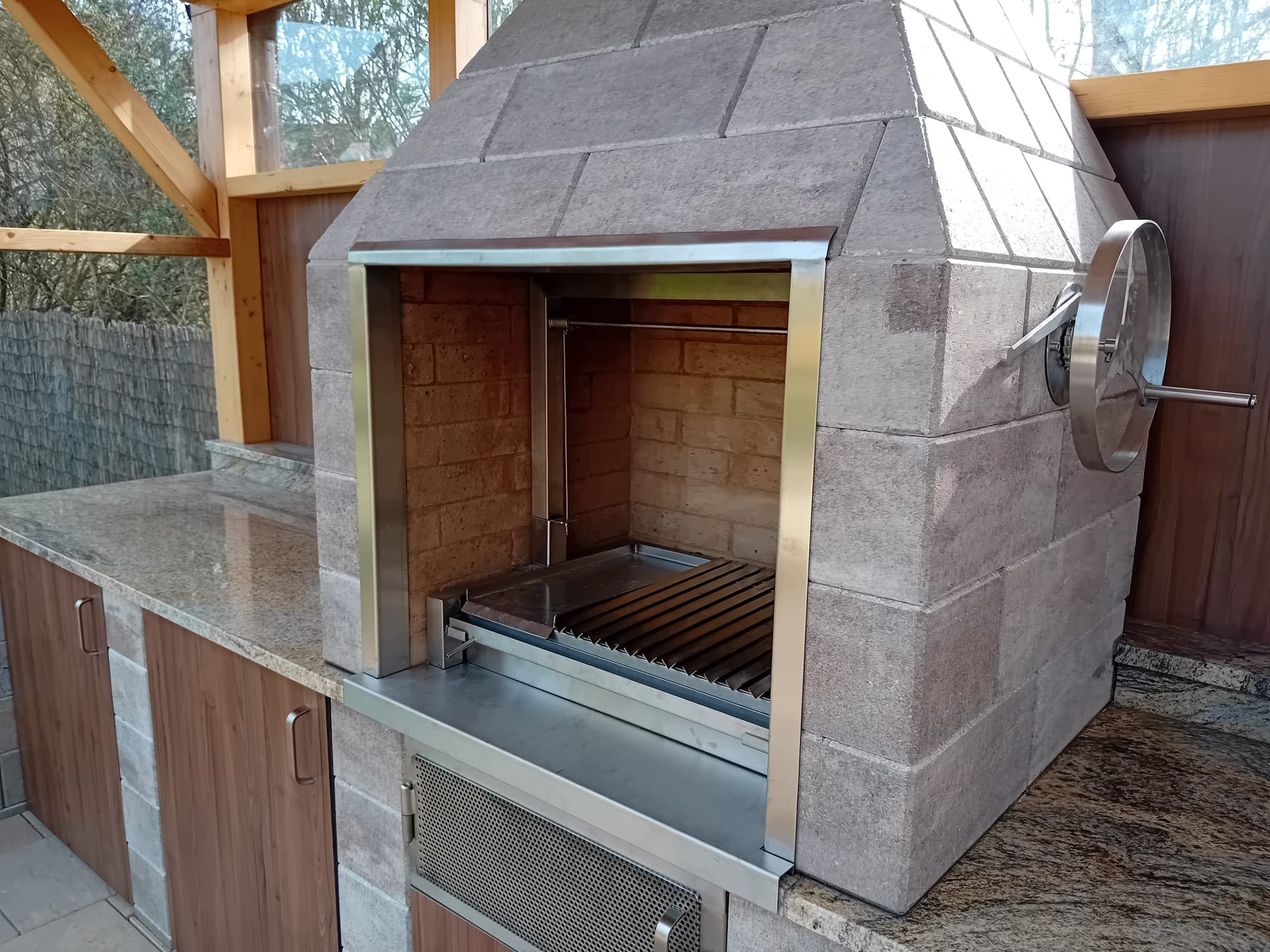 Standard Holzkohlegrill von Asado Grill gebaut in einen Outdoor Küche