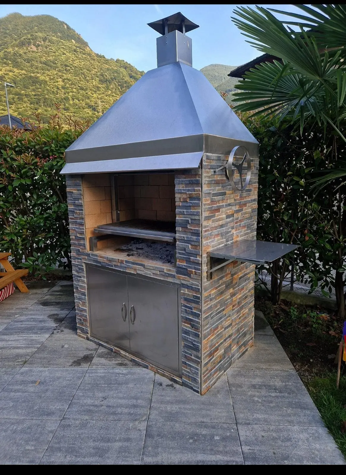 Standardgrill aus Edelstahl von asadogrill.at in einen Kamin gebaut