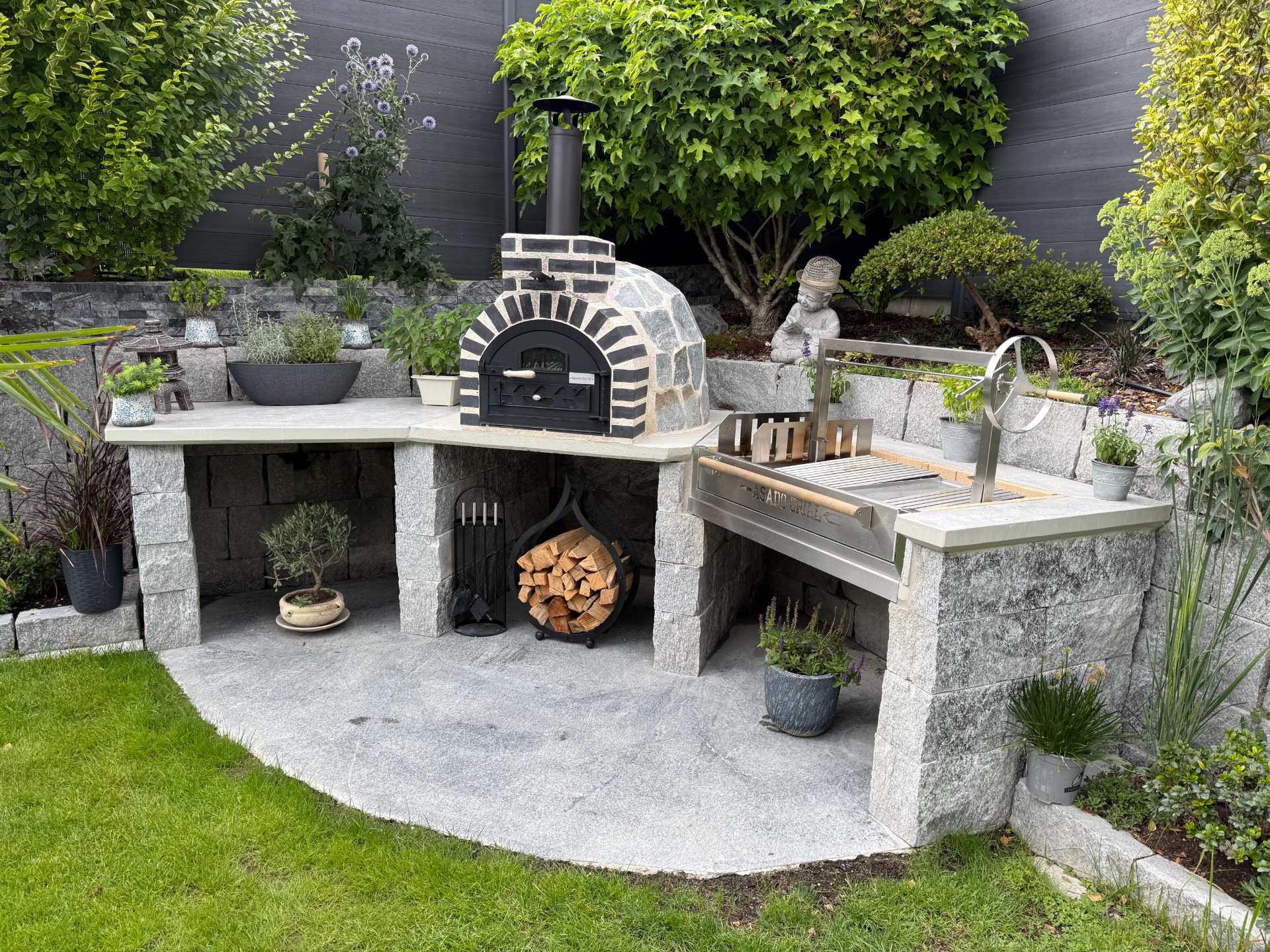 Asado Grill Standard er smukt integreret i det udendørs madlavningsområde,