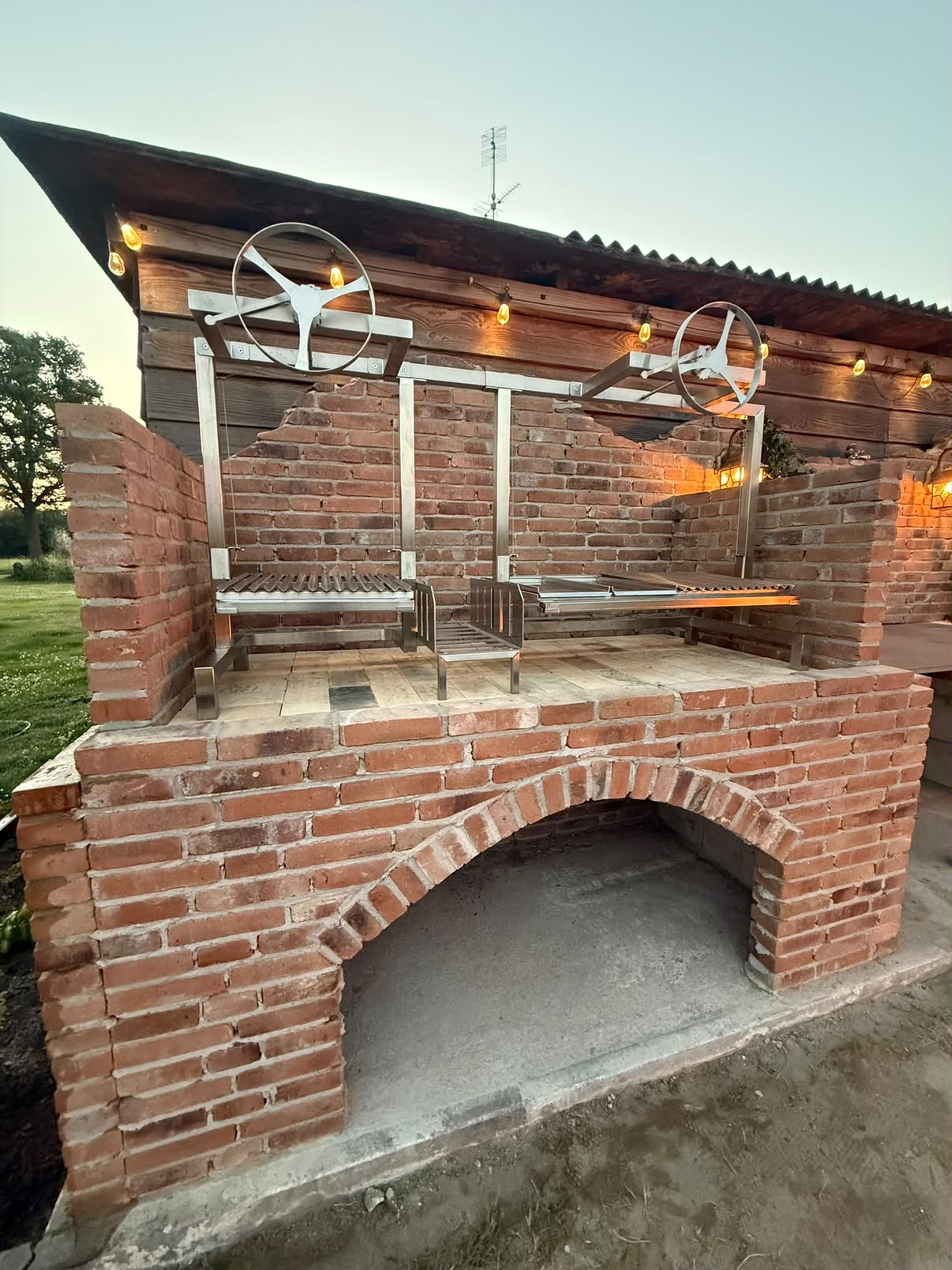 Doppel-Asado-Grill mit Lücke und Feuerkorb – montiert am Grillplatz
