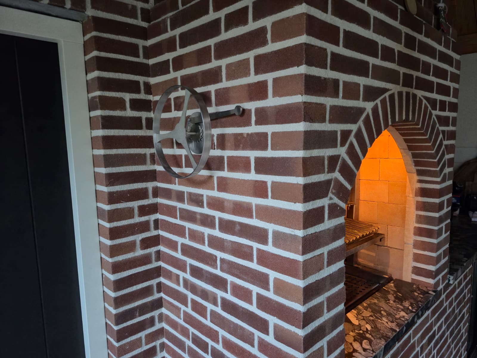 Moderner Grillplatz mit Dual-Holzkohlegrill