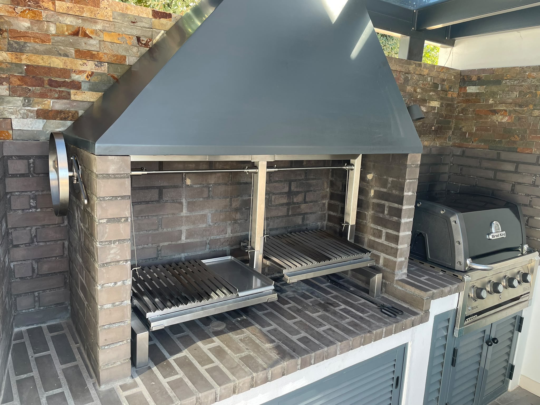Argentinischer Asado Grill – Doppelgrill mit Lücke aus Edelstahl für die Outdoor-Küche