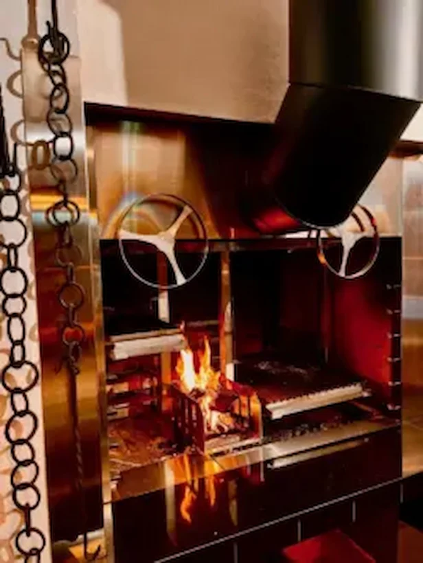 Asado-Grill-im-Einsatz-auf-offenem-Feuer